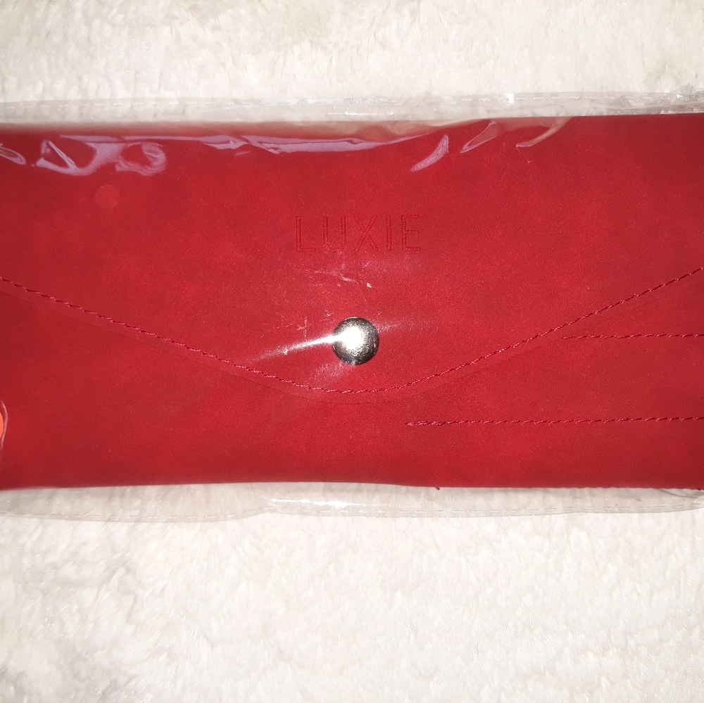 Luxie - Picture 3 of 3